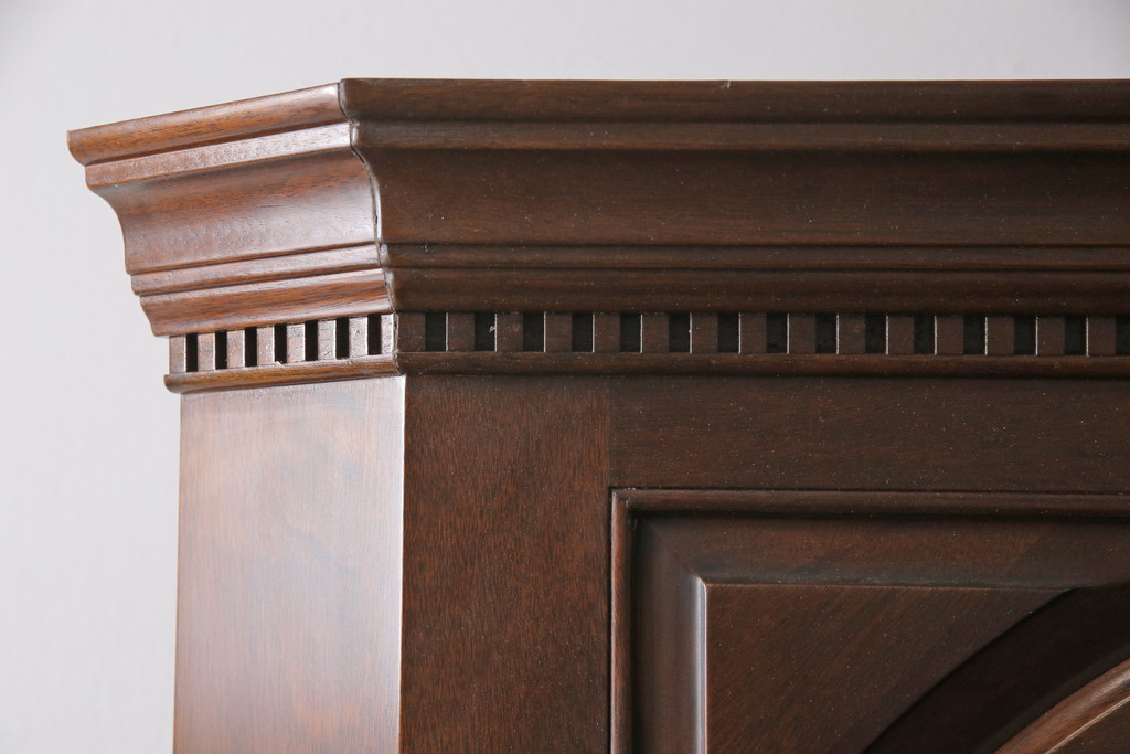 中古　アメリカ　Stickley(スティックレー、スティックレイ)　マホガニー材　照明付き!　高級感漂うコーナーキャビネット(飾り棚、収納棚)(R-049704)