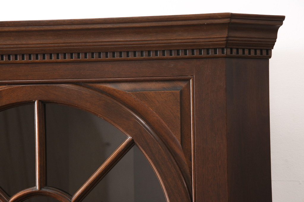中古　アメリカ　Stickley(スティックレー、スティックレイ)　マホガニー材　照明付き!　高級感漂うコーナーキャビネット(飾り棚、収納棚)(R-049704)