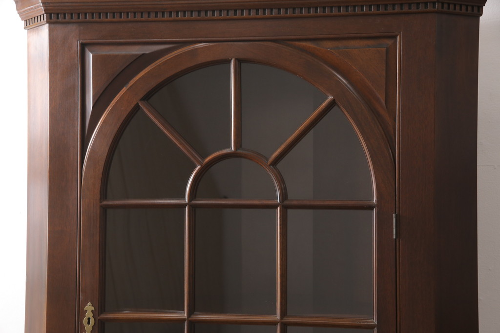 中古　アメリカ　Stickley(スティックレー、スティックレイ)　マホガニー材　照明付き!　高級感漂うコーナーキャビネット(飾り棚、収納棚)(R-049704)