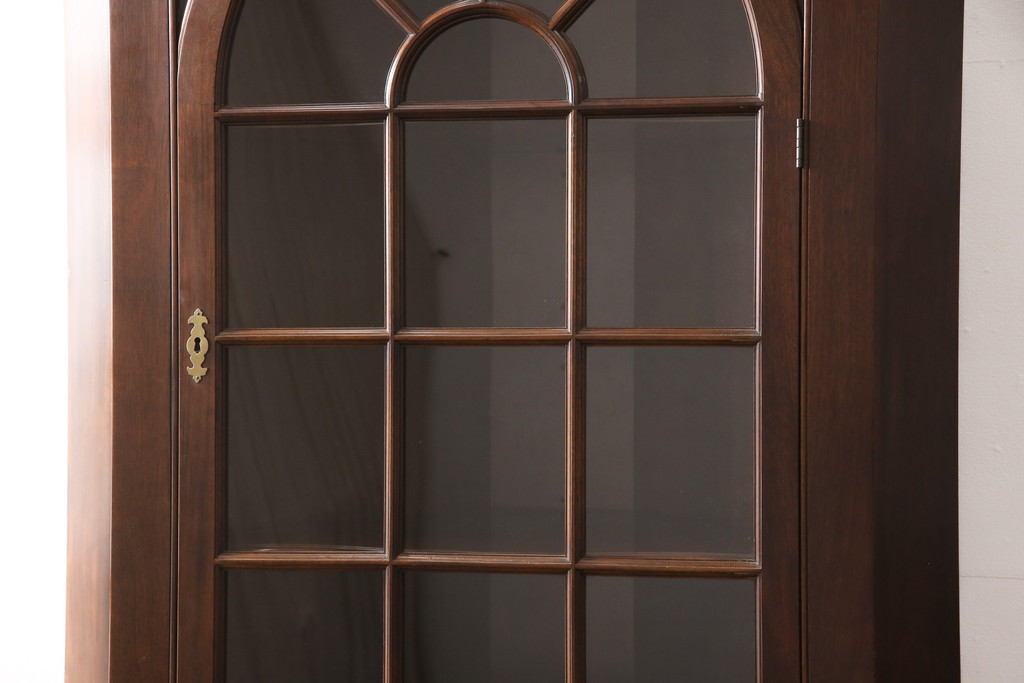 中古　アメリカ　Stickley(スティックレー、スティックレイ)　マホガニー材　照明付き!　高級感漂うコーナーキャビネット(飾り棚、収納棚)(R-049704)