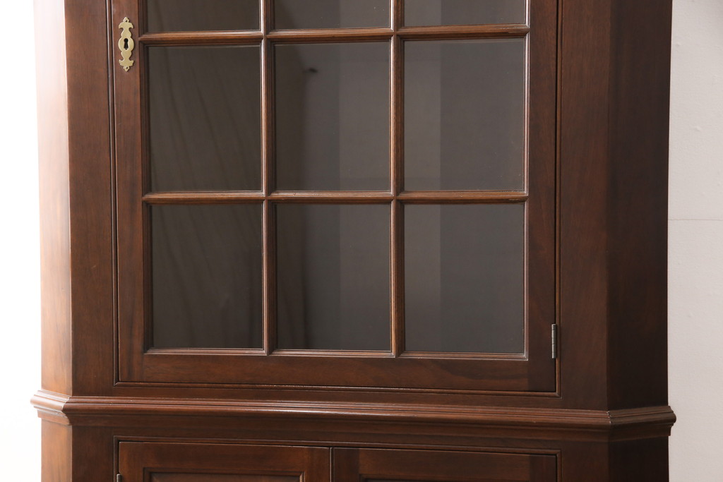 中古　アメリカ　Stickley(スティックレー、スティックレイ)　マホガニー材　照明付き!　高級感漂うコーナーキャビネット(飾り棚、収納棚)(R-049704)