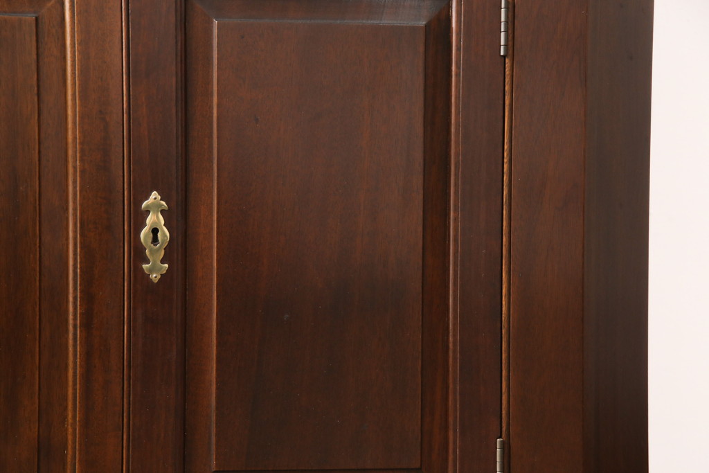中古　アメリカ　Stickley(スティックレー、スティックレイ)　マホガニー材　照明付き!　高級感漂うコーナーキャビネット(飾り棚、収納棚)(R-049704)