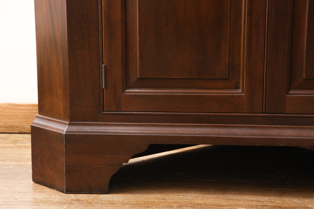 中古　アメリカ　Stickley(スティックレー、スティックレイ)　マホガニー材　照明付き!　高級感漂うコーナーキャビネット(飾り棚、収納棚)(R-049704)