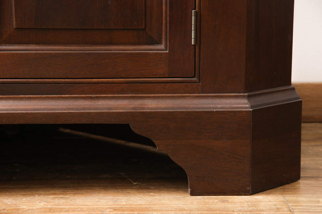 中古　アメリカ　Stickley(スティックレー、スティックレイ)　マホガニー材　照明付き!　高級感漂うコーナーキャビネット(飾り棚、収納棚)(R-049704)