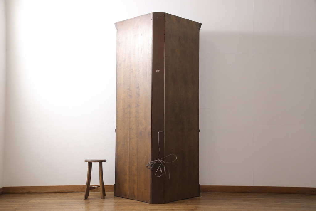 中古　アメリカ　Stickley(スティックレー、スティックレイ)　マホガニー材　照明付き!　高級感漂うコーナーキャビネット(飾り棚、収納棚)(R-049704)