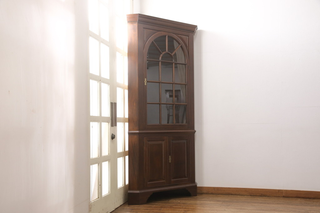 中古　アメリカ　Stickley(スティックレー、スティックレイ)　マホガニー材　照明付き!　高級感漂うコーナーキャビネット(飾り棚、収納棚)(R-049704)