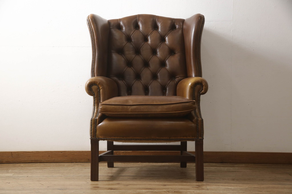 中古　イギリス　Lloyd's Antiques(ロイズ・アンティークス)取り扱い　レザー　羽のような美しいシルエットが魅力的なウィングバックチェア(一人掛けソファ、チェスターフィールド、サロンチェア、ウイングバック、英国)(R-066183)