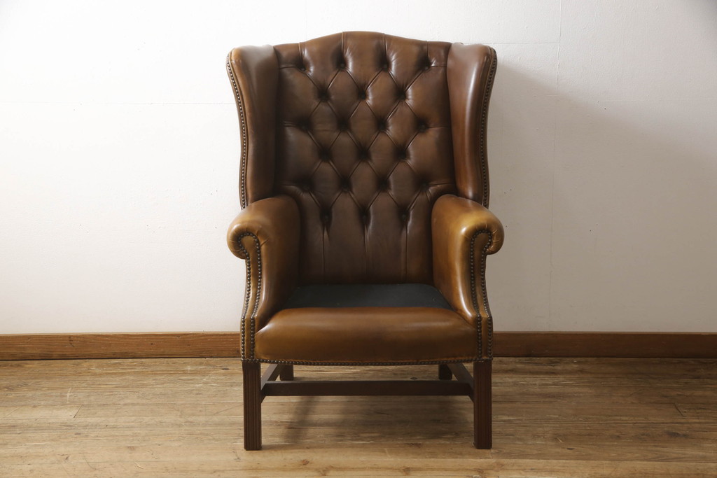 中古　イギリス　Lloyd's Antiques(ロイズ・アンティークス)取り扱い　レザー　羽のような美しいシルエットが魅力的なウィングバックチェア(一人掛けソファ、チェスターフィールド、サロンチェア、ウイングバック、英国)(R-066183)