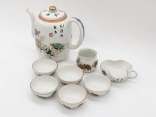 明治期　伊万里　肥蝶山　栞岳造　独創的な亀のデザインが目を引く茶器セット(金彩、天清鶴能高、急須、湯冷まし、湯飲み5客、塩笥茶碗、かめ、カメ、磁器、茶道具)(R-079569)