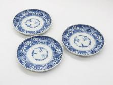 江戸期　古伊万里　染付　冨貴長春　松竹梅　牡丹唐草文様　約17cm　5.6寸　雅な絵付けに目を奪われる中皿3枚セット(窓絵、和皿、和食器、五寸六分)(R-079572)