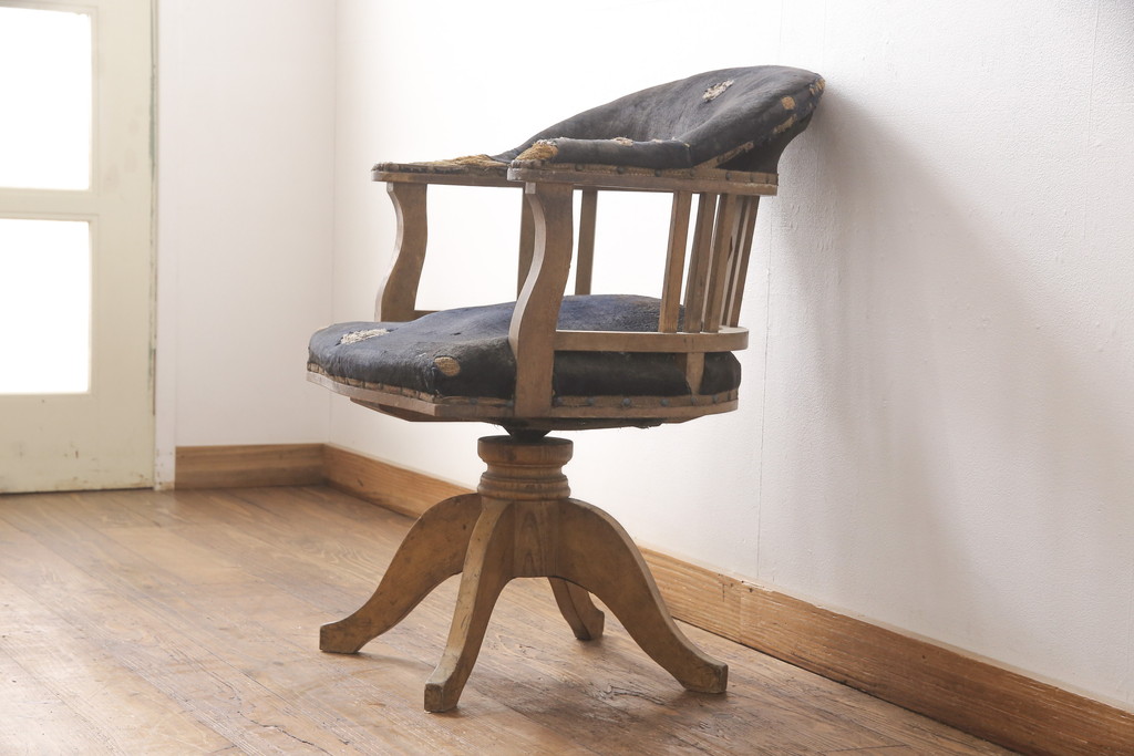 和製アンティーク　ナラ材　大正ロマン　凝ったつくりとレトロな佇まいが目を引く回転椅子(ドクターチェア、デスクチェア、回転イス、アームチェア)(R-055620)