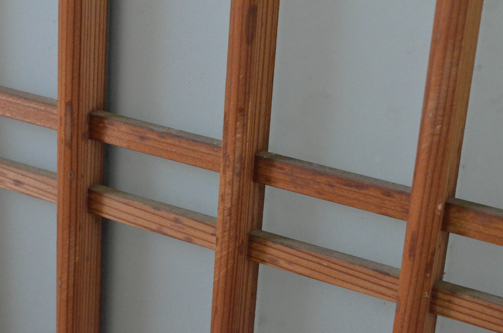 アンティーク建具　古い木味の格子入り横長ガラス窓2枚セット(ガラス戸、引き戸、明かり取り、明り取り、欄間)(R-065288)
