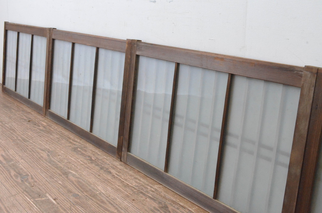 アンティーク建具　古い木味の格子入り横長ガラス窓4枚セット(ガラス戸、引き戸、明かり取り、明り取り、欄間)(R-065289)