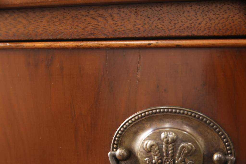 中古美品　イギリス高級家具　マホガニー材　ロスジョン(ROSJOHN)　イギリス王室御用達　洗練されたデザインが美しいチェスト(定価約33万円)(引き出し、サイドボード)(R-052308)