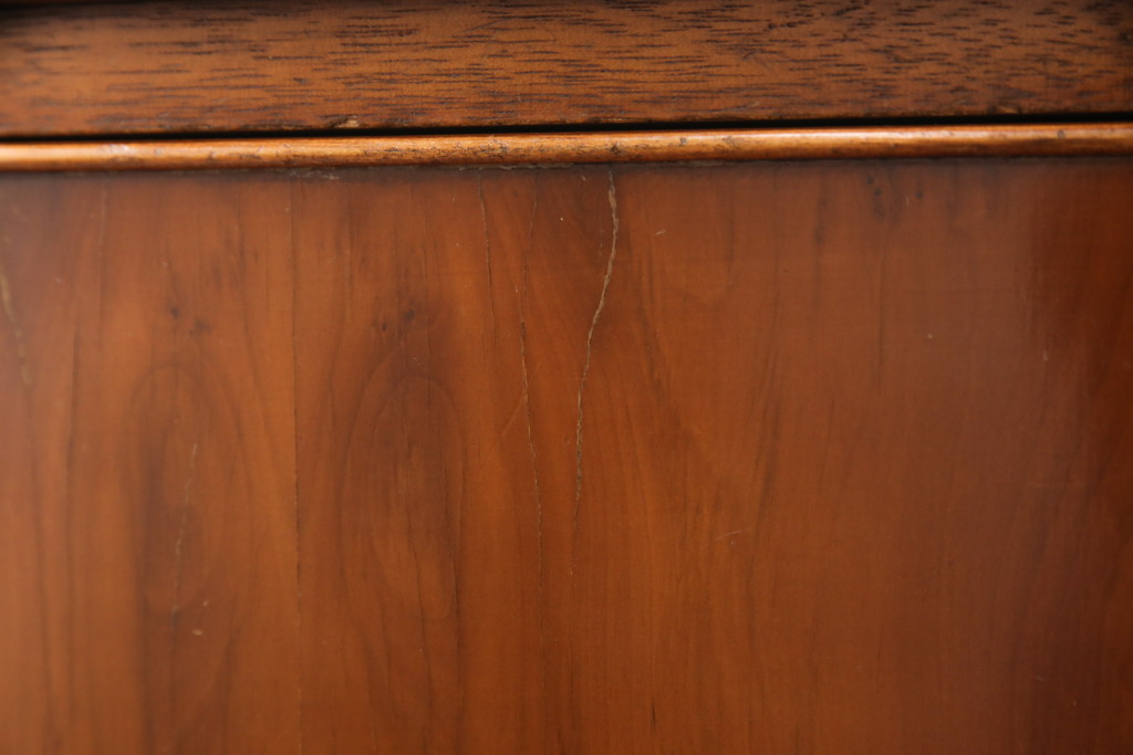 中古美品　イギリス高級家具　マホガニー材　ロスジョン(ROSJOHN)　イギリス王室御用達　洗練されたデザインが美しいチェスト(定価約33万円)(引き出し、サイドボード)(R-052308)