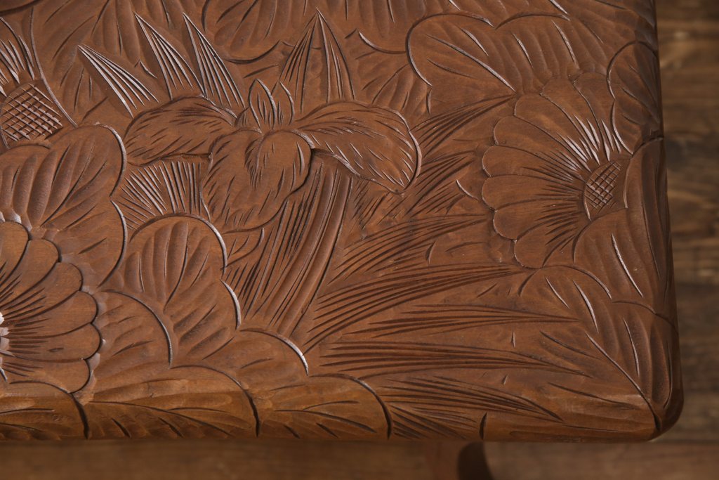 中古　日光彫り　彫刻の花が華やかなサイドテーブル(ナイトテーブル、飾り台、コンソールテーブル)(R-052666)