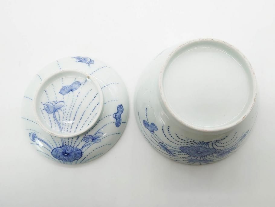 江戸期　古伊万里　染付　線描　蝶花図　約12cm　4寸　花のデザインが優雅な蓋付き茶碗2客セット(蝶、ちょう、蓮?、和食器、どんぶり、蓋茶碗、四寸)(R-079600)
