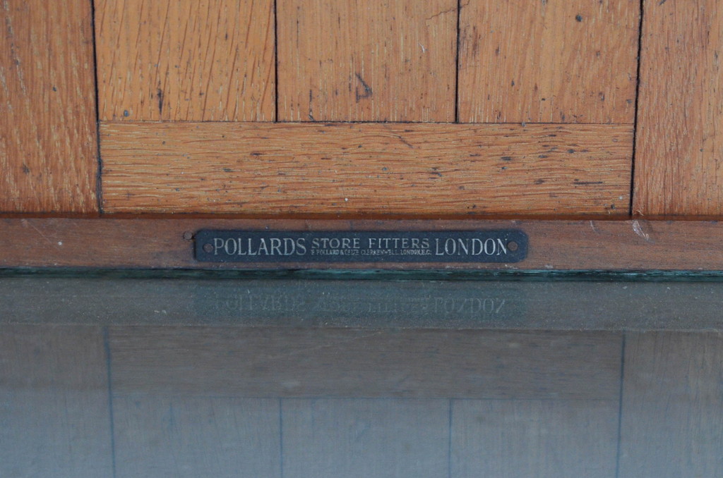 イギリスアンティーク　Pollards(E. Pollard&Co. Ltd)　マホガニー材　オーク材　シンプルなデザインの縦型ガラスケース(ショーケース、Gケース、陳列棚、飾り棚、コレクションケース、キャビネット、店舗什器、ディスプレイケース、英国)(R-077855)