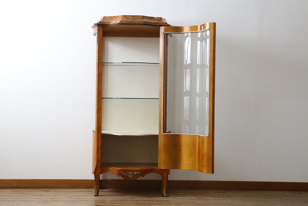 中古　高級品!!　六本木アピス(APIS)取り扱い　イタリア最高級家具　真鍮飾り付きで上品な雰囲気漂う象嵌入りキャビネット(ガラスケース、キュリオケース、ショーケース、飾り棚、陳列棚、Gケース、店舗什器)(定価約150万円)(R-077688)