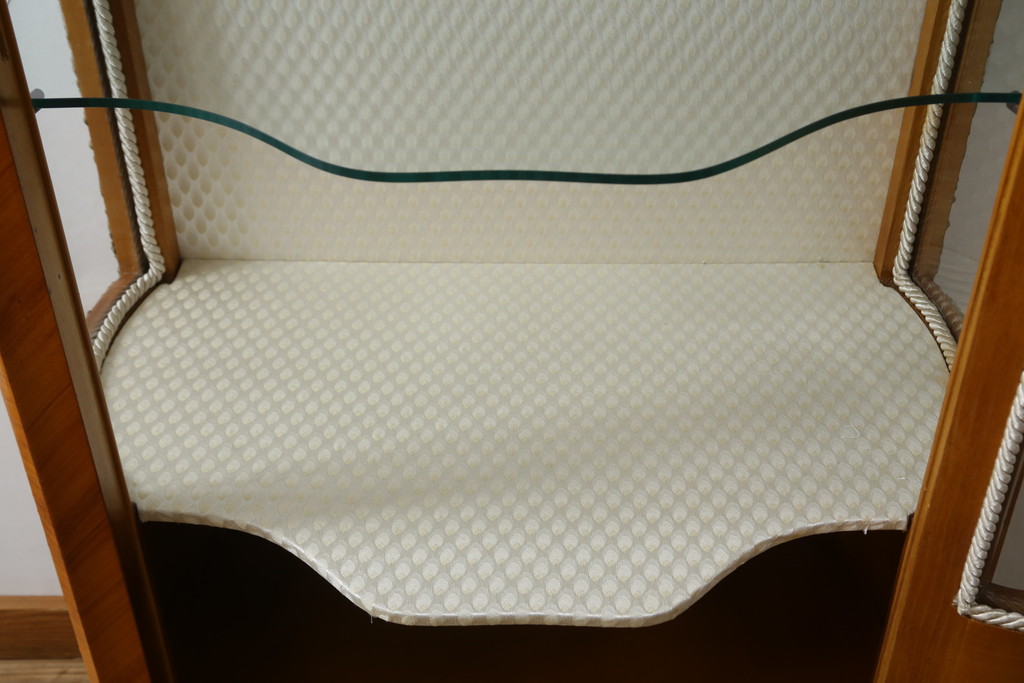 中古　高級品!!　六本木アピス(APIS)取り扱い　イタリア最高級家具　真鍮飾り付きで上品な雰囲気漂う象嵌入りキャビネット(ガラスケース、キュリオケース、ショーケース、飾り棚、陳列棚、Gケース、店舗什器)(定価約150万円)(R-077688)