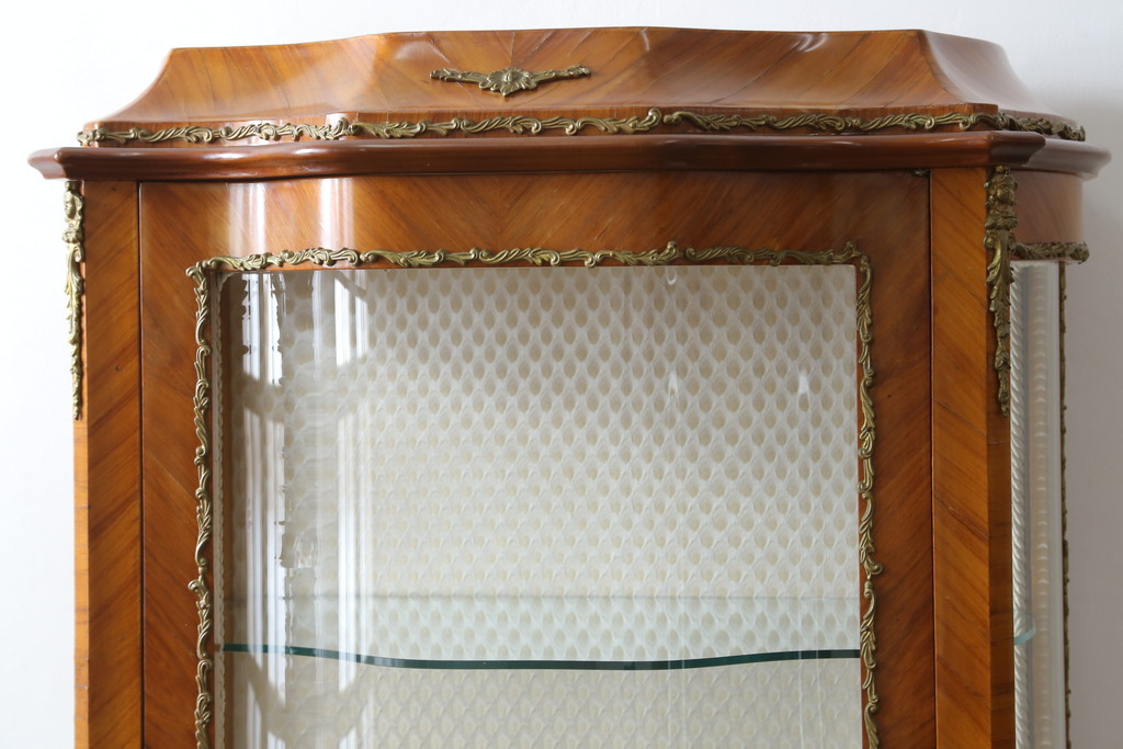 中古　高級品!!　六本木アピス(APIS)取り扱い　イタリア最高級家具　真鍮飾り付きで上品な雰囲気漂う象嵌入りキャビネット(ガラスケース、キュリオケース、ショーケース、飾り棚、陳列棚、Gケース、店舗什器)(定価約150万円)(R-077688)