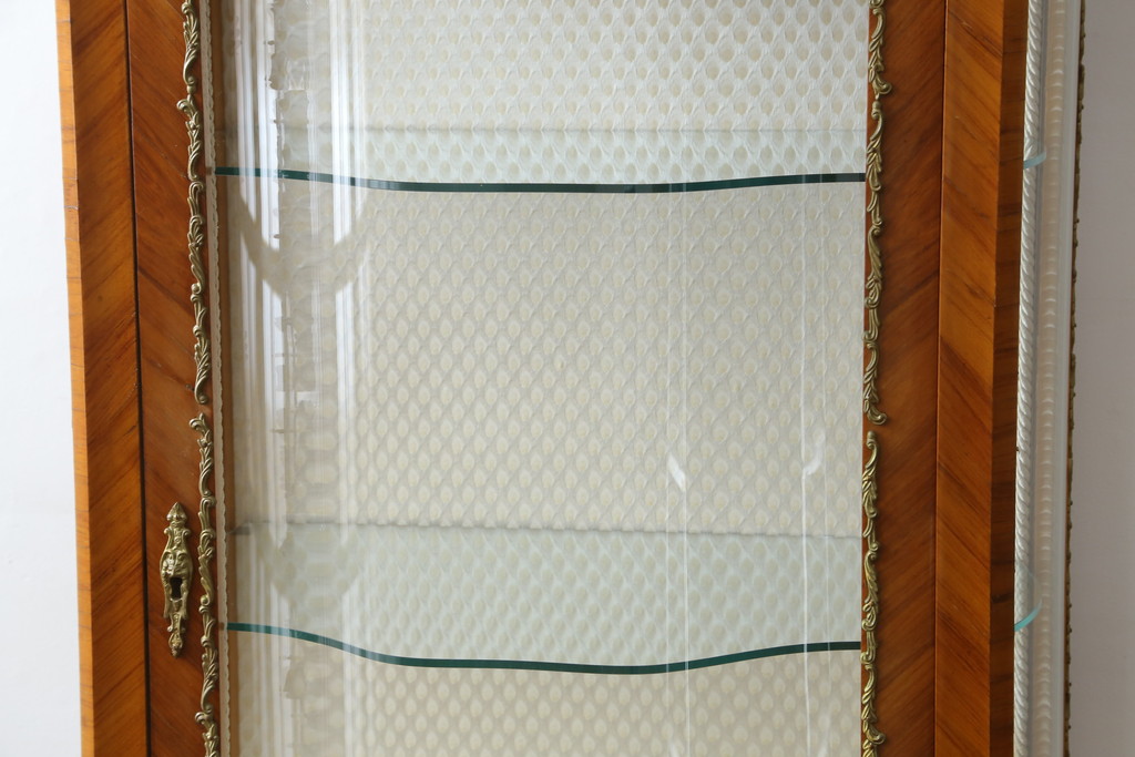 中古　高級品!!　六本木アピス(APIS)取り扱い　イタリア最高級家具　真鍮飾り付きで上品な雰囲気漂う象嵌入りキャビネット(ガラスケース、キュリオケース、ショーケース、飾り棚、陳列棚、Gケース、店舗什器)(定価約150万円)(R-077688)