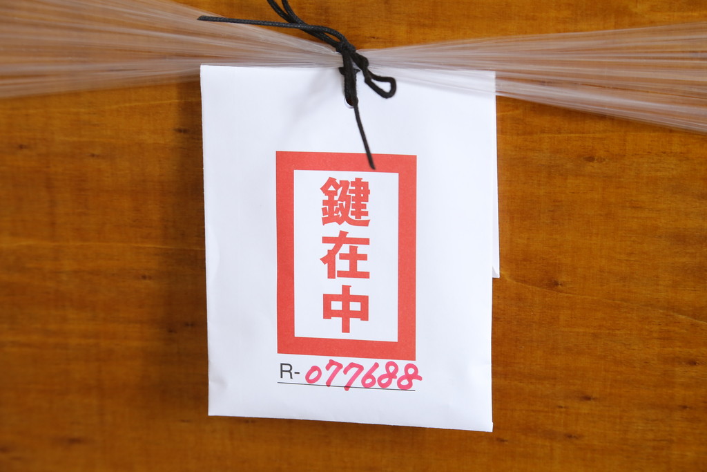 中古　高級品!!　六本木アピス(APIS)取り扱い　イタリア最高級家具　真鍮飾り付きで上品な雰囲気漂う象嵌入りキャビネット(ガラスケース、キュリオケース、ショーケース、飾り棚、陳列棚、Gケース、店舗什器)(定価約150万円)(R-077688)