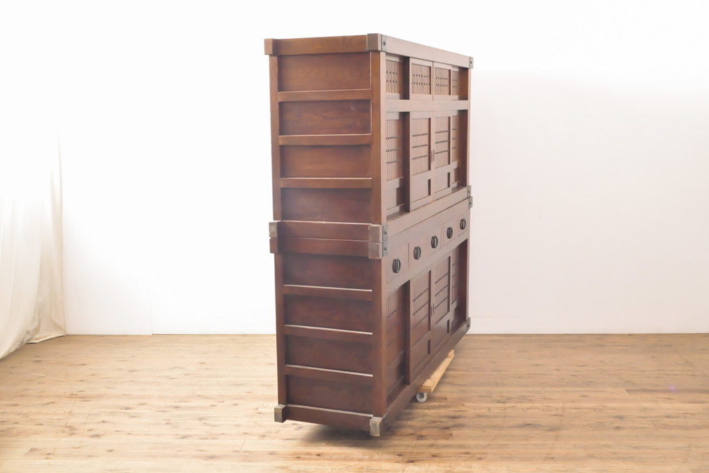 中古　美品　上手物!　栗材　凝ったつくりが目を引く趣ある水屋箪笥(収納箪笥、重ね箪笥、食器棚、収納棚)(R-055715)