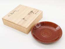 十代 大樋長左衛門(年朗)　大樋焼　亀甲紋　飴釉　約21cm　6.9寸　艶やかさが魅力的な中皿(和食器、和皿、共箱付き、裏印、六寸九分)(R-079607)