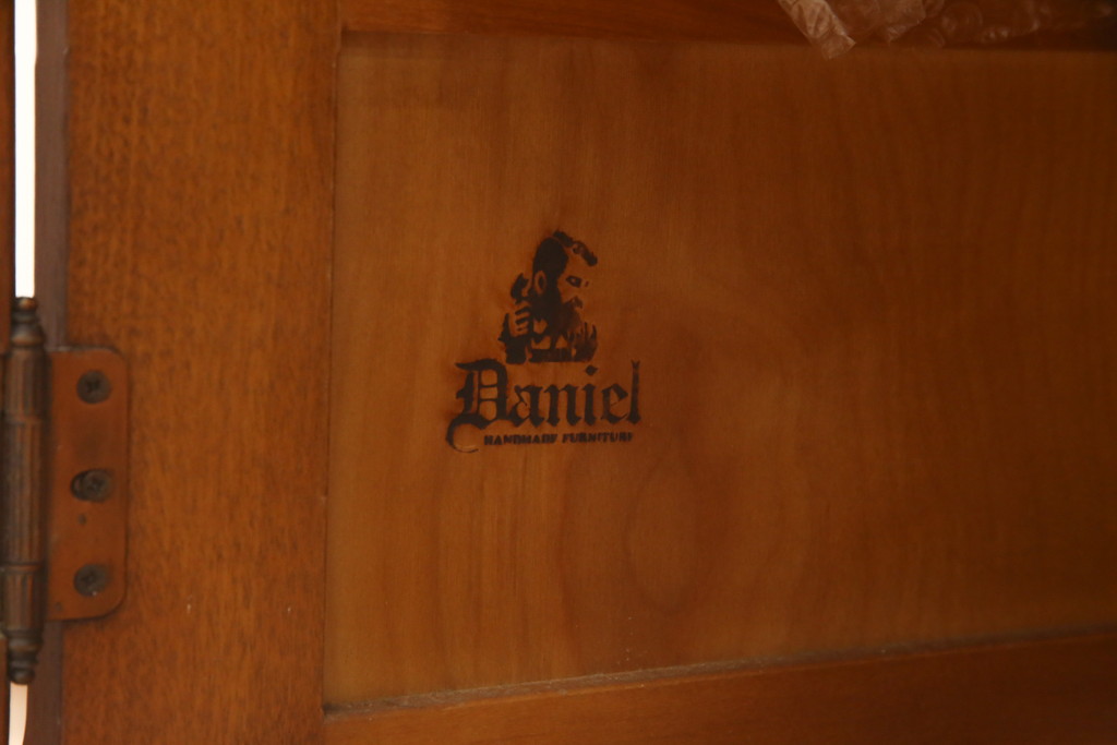 中古　横浜ダニエル(daniel)　温もりを感じる木の風合いが魅力的なキャビネット(カップボード、食器棚、戸棚、収納棚、飾り棚)(R-079154)