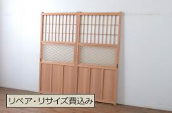 【オーダー建具実例】過去のオーダー建具を参考にご希望の寸法でトイレドアを製作。明り取り部分には桟を縦に一本入れ、建具の上下部をフラット加工で吊り戸仕様にしました。アンティークの引き手を取り付け、チェスナットで着色し落ち着きのある雰囲気に。(扉、木製ドア、建具)