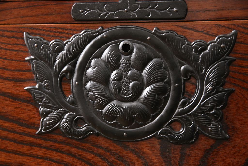 中古　美品　岩谷堂箪笥　迫力のある杢目と金具が存在感を放つ整理箪笥(衣装箪笥、引き出し、サイドチェスト)(R-055569)
