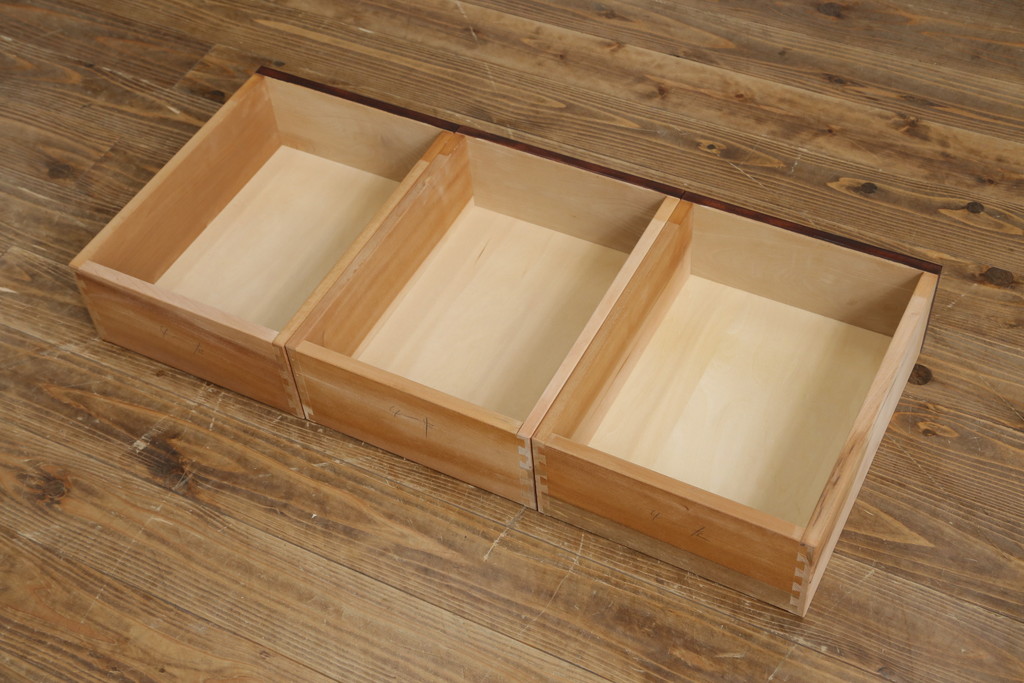 中古　美品　国産民芸家具　品のあるシックな色合いが魅力のブックケース(本箱、書棚、収納棚、戸棚、キャビネット、飾り棚)(R-064454)