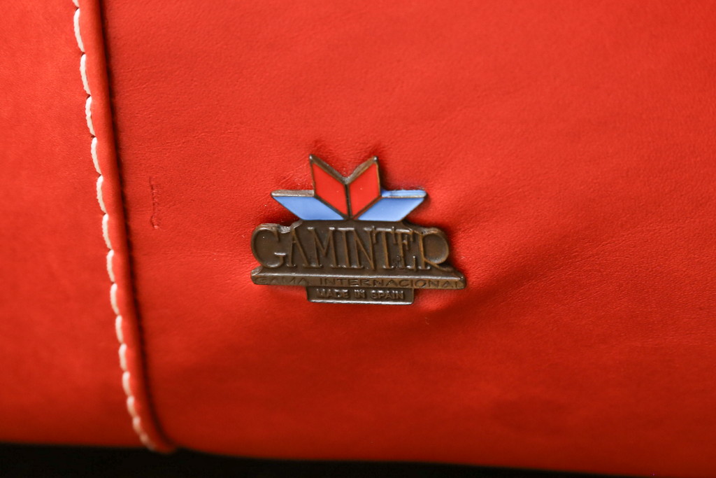 中古　美品　高級スペイン家具　GAMINTER　高級感ある佇まいが目を引く本革2.5人掛けソファ(レザーソファ、二人掛けソファ)(R-054908)