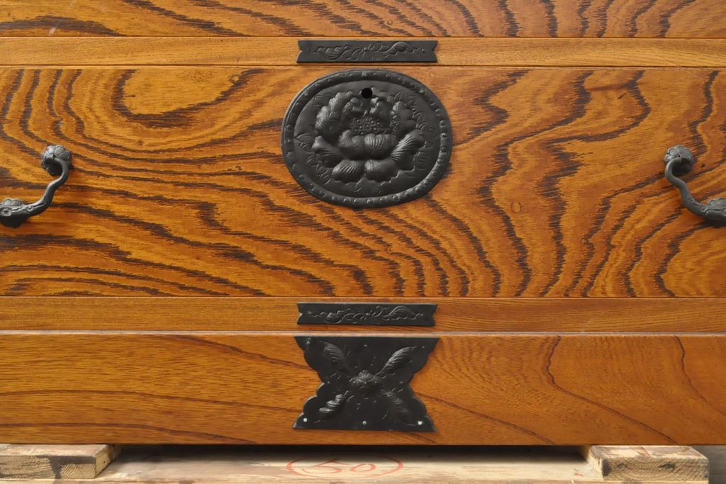 中古　岩谷堂箪笥　天板リメイク　波打つ木目に黒金具がアクセントになっているサイドボード(サイドチェスト、衣装箪笥、引き出し、和タンス)(R-055743)