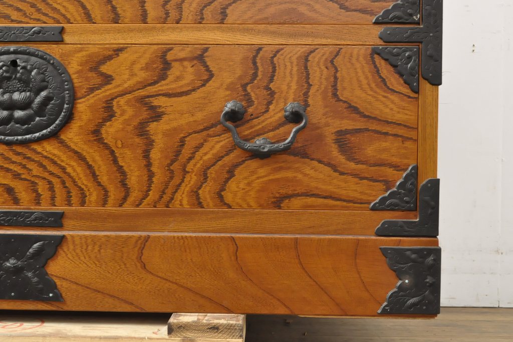 中古　岩谷堂箪笥　天板リメイク　波打つ木目に黒金具がアクセントになっているサイドボード(サイドチェスト、衣装箪笥、引き出し、和タンス)(R-055743)