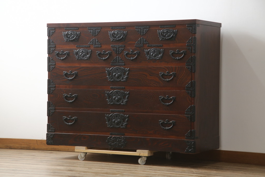 中古　美品!!　岩谷堂箪笥　四尺丸清水型　力強い木目と重厚感ある金具が魅力の和箪笥(整理箪笥、衣装タンス、収納たんす、引き出し、サイドボード、サイドチェスト)(R-079166)