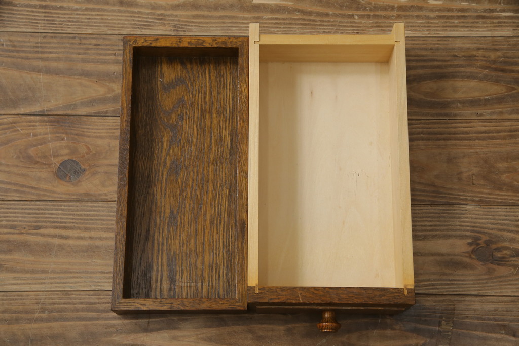 中古　三越家具(現カントリーハウス)　Brugge(ブルージュ)　オーク材　クラシカルな雰囲気漂うドレッサーとチェアのセット(化粧台、鏡台、ミラー、イス、椅子)(R-079202)