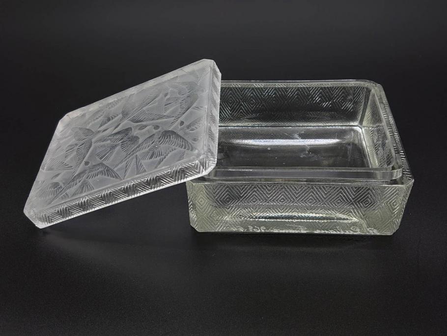 アンティーク　1920年代　レア　ルネ・ラリック(R.LALIQUE)　ツバメ　手彫り　職人による繊細な技法とデザインが美しいシガレットケース(ボックス、たばこ(タバコ)箱、小物入れ、アクセサリートレイ、ガラス、鳥)(R-074584)