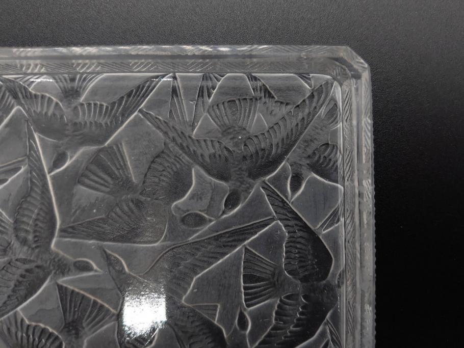 アンティーク　1920年代　レア　ルネ・ラリック(R.LALIQUE)　ツバメ　手彫り　職人による繊細な技法とデザインが美しいシガレットケース(ボックス、たばこ(タバコ)箱、小物入れ、アクセサリートレイ、ガラス、鳥)(R-074584)