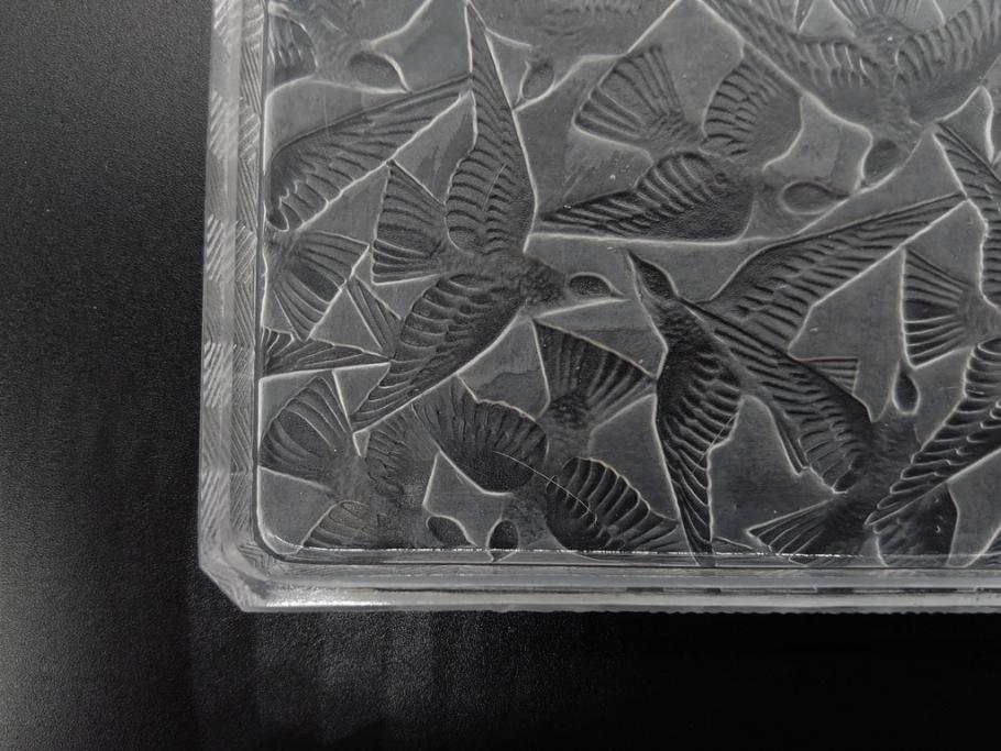 アンティーク　1920年代　レア　ルネ・ラリック(R.LALIQUE)　ツバメ　手彫り　職人による繊細な技法とデザインが美しいシガレットケース(ボックス、たばこ(タバコ)箱、小物入れ、アクセサリートレイ、ガラス、鳥)(R-074584)