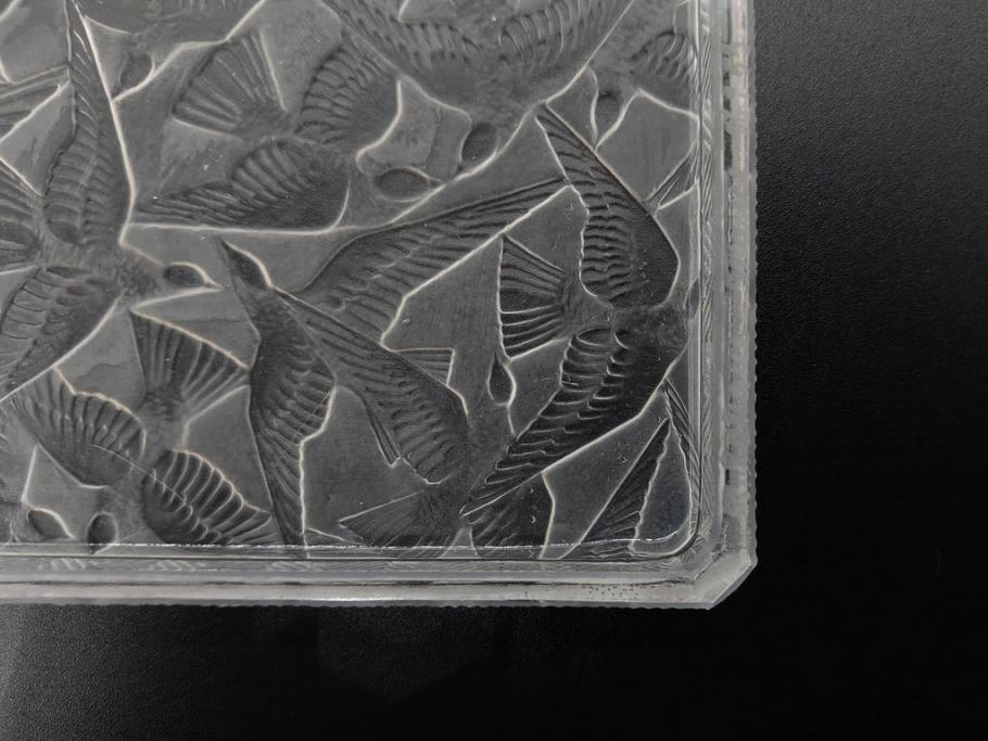 アンティーク　1920年代　レア　ルネ・ラリック(R.LALIQUE)　ツバメ　手彫り　職人による繊細な技法とデザインが美しいシガレットケース(ボックス、たばこ(タバコ)箱、小物入れ、アクセサリートレイ、ガラス、鳥)(R-074584)