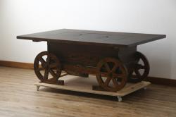 中古　超美品!!　民芸家具　2way ユニークな車輪付きのデザインで和洋どちらの雰囲気も併せ持つ囲炉裏テーブル(長火鉢、木製火鉢、4人掛け、6人掛け、ダイニングテーブル、食卓、座卓、ローテーブル、センターテーブル、リビングテーブル、台車付き)(定価約65万円)(R-079197)
