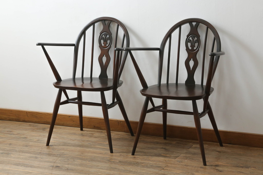 イギリスビンテージ　ERCOL(アーコール)　アザミの透かし彫りが上品な印象を与えるシスルバックアームチェア2脚セット(椅子、ダイニングチェア、板座チェア、イス、ウィンザーチェア、ウインザーチェア、ヴィンテージ、英国)(R-065624)