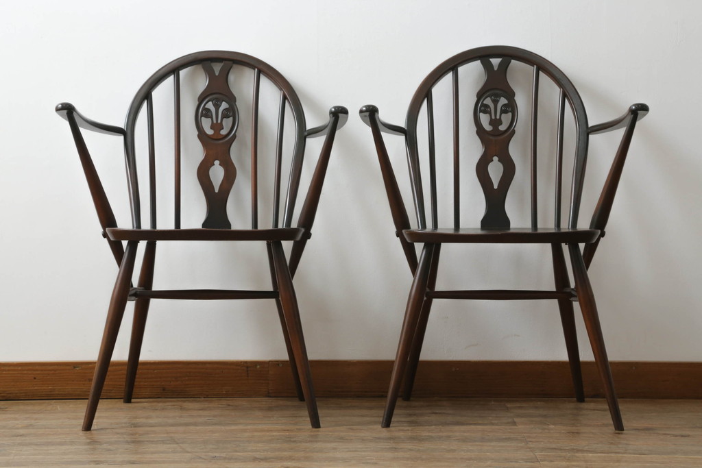 イギリスビンテージ　ERCOL(アーコール)　アザミの透かし彫りが上品な印象を与えるシスルバックアームチェア2脚セット(椅子、ダイニングチェア、板座チェア、イス、ウィンザーチェア、ウインザーチェア、ヴィンテージ、英国)(R-065624)