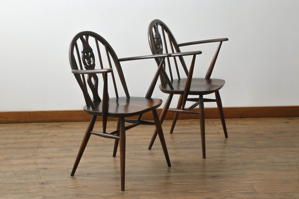 イギリスビンテージ　ERCOL(アーコール)　アザミの透かし彫りが上品な印象を与えるシスルバックアームチェア2脚セット(椅子、ダイニングチェア、板座チェア、イス、ウィンザーチェア、ウインザーチェア、ヴィンテージ、英国)(R-065624)