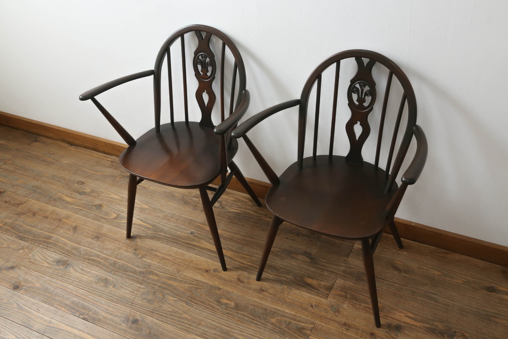 イギリスビンテージ　ERCOL(アーコール)　アザミの透かし彫りが上品な印象を与えるシスルバックアームチェア2脚セット(椅子、ダイニングチェア、板座チェア、イス、ウィンザーチェア、ウインザーチェア、ヴィンテージ、英国)(R-065624)