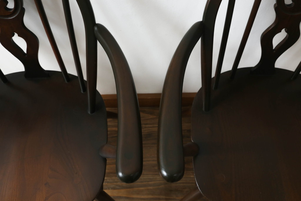 イギリスビンテージ　ERCOL(アーコール)　アザミの透かし彫りが上品な印象を与えるシスルバックアームチェア2脚セット(椅子、ダイニングチェア、板座チェア、イス、ウィンザーチェア、ウインザーチェア、ヴィンテージ、英国)(R-065624)