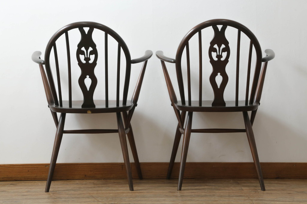 イギリスビンテージ　ERCOL(アーコール)　アザミの透かし彫りが上品な印象を与えるシスルバックアームチェア2脚セット(椅子、ダイニングチェア、板座チェア、イス、ウィンザーチェア、ウインザーチェア、ヴィンテージ、英国)(R-065624)