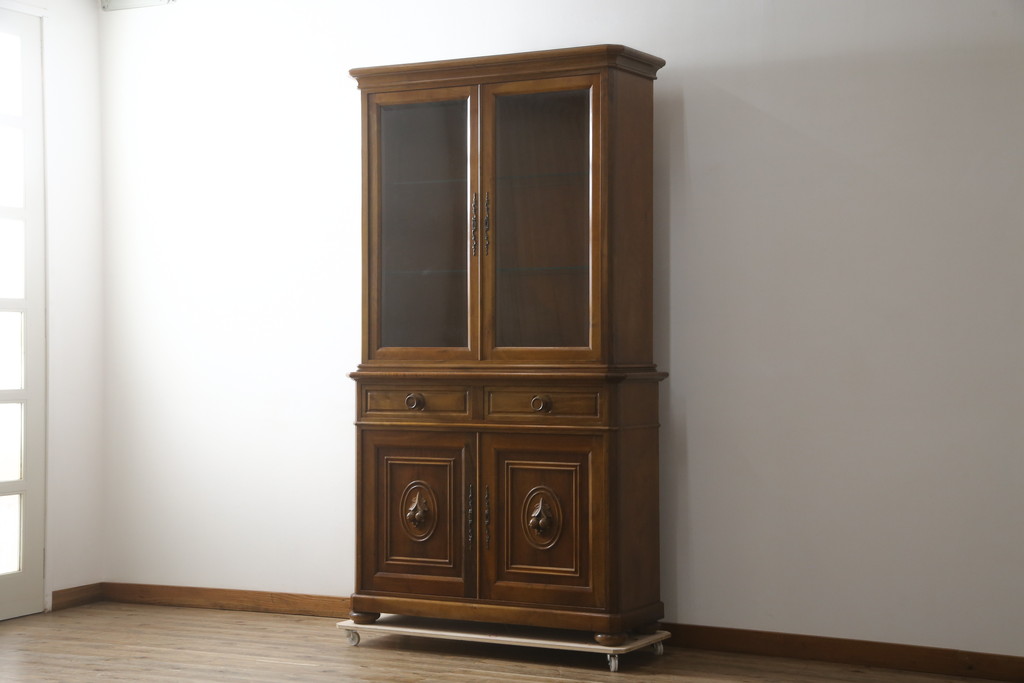 中古　美品!!　スペイン製　バロッサバレンティ(VARO,S.A. VALENTI)　照明付きで大切なコレクションが素敵に飾れるエレガントなデザインのキャビネット(食器棚、カップボード、収納棚、戸棚、飾り棚)(R-079198)